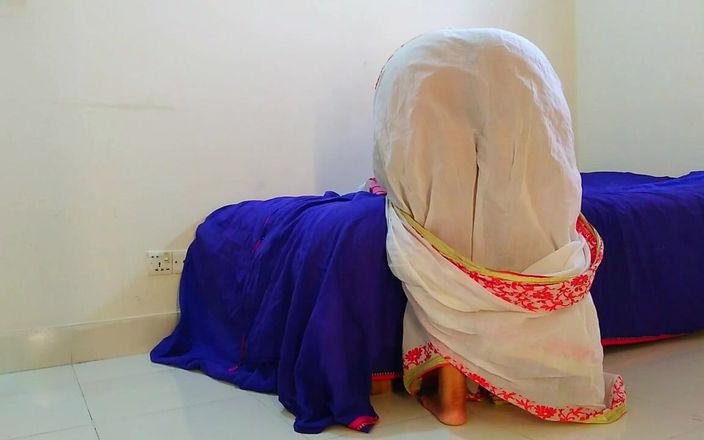 Aria Mia: Indische Desi-tante geneukt door buurman omdat stiefoom naar het buitenland...