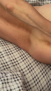 Eine heiße MILF wachte vor Aufregung und Verlangen nach einem dicken schwanz in ihrer muschi auf