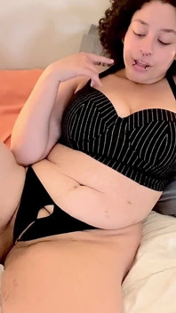 Cô vợ nóng bỏng ngoại tình cho cuckold những giây ướt át