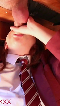 Une étudiante britannique sexy suce une bite anonyme à la table de traite