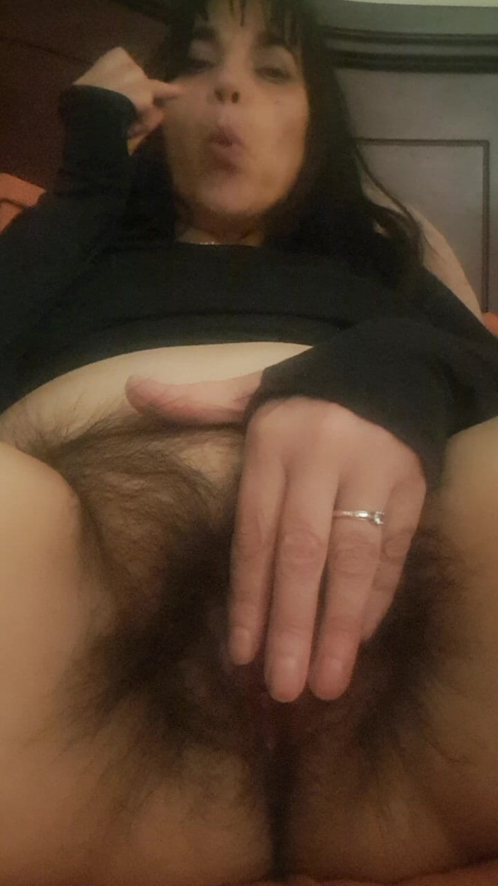 Mommy big hairy pussy: chodne laayak mammi apni baalon vaali choot se pyar karti...