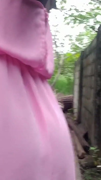 Necken in einem rosa kleid, quetscht meine möpse, fingern, reibt meine nasse haarige muschi