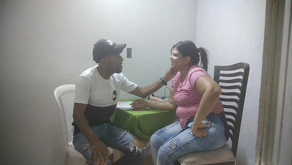 Adribella69: 나는 캐스팅에 가서 내 계부가 주인이었다는 것을 알게되었고 나는 결국 후장으로 그를 따먹게되었다.