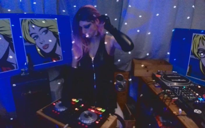 XXLUCYLUSHXX: Цицьки і техно - хто буде дивитися це в щотижневому прямому ефірі?
