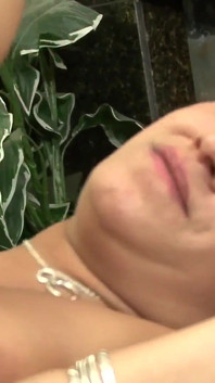 Porno interracial avec Charley Chase, femme décomplexée aux cheveux bruns