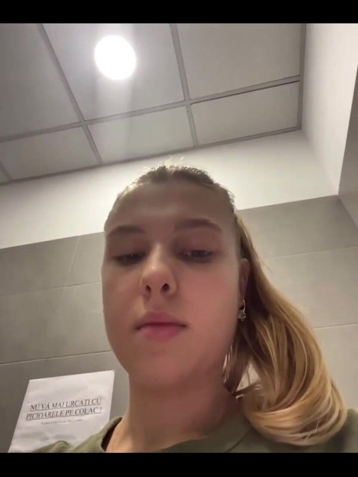 JuiceLussie: Pizdă futută extrem cu degetele de aproape. Dop anal în curul...