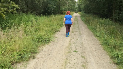 Bouncy Tits Action: Går i gummistövlar