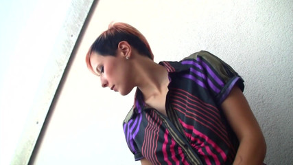 Smoke it bitch: Una jovencita complaciente de pelo teñido se sienta y fuma...