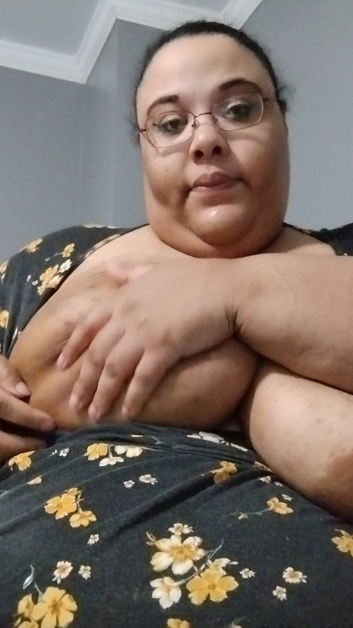 Jessica pigslut: Brincando com meus peitões e lambendo meus mamilos!