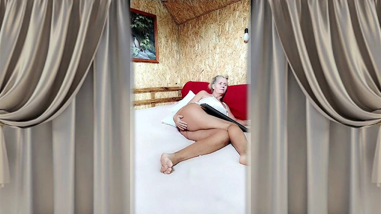 Lukerya: Sexy žena v domácnosti Lukerya. Velký zadek na velké posteli.