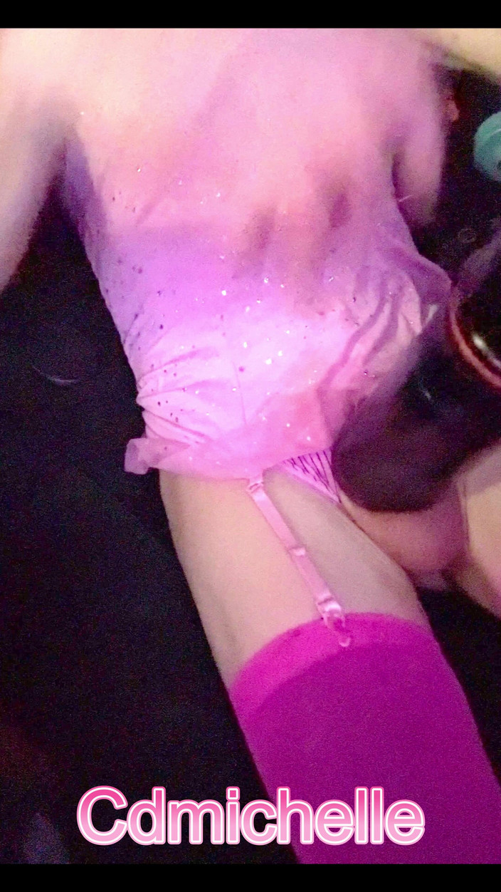 Cd Michelle lingerie: Travmichelle Si Distoglie Giocando Con Il Giocattolo