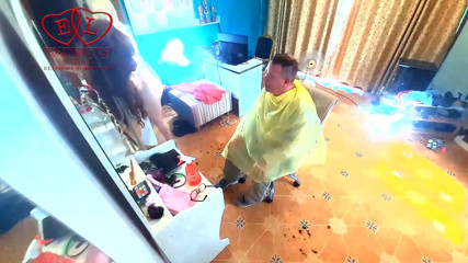 Strange stepfamily: Streich! Friseurin-frau zieht sich in ihrem fkk-friseurladen aus. Der kunde...