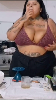 Allure plus-size: BBW che fuma in cucina