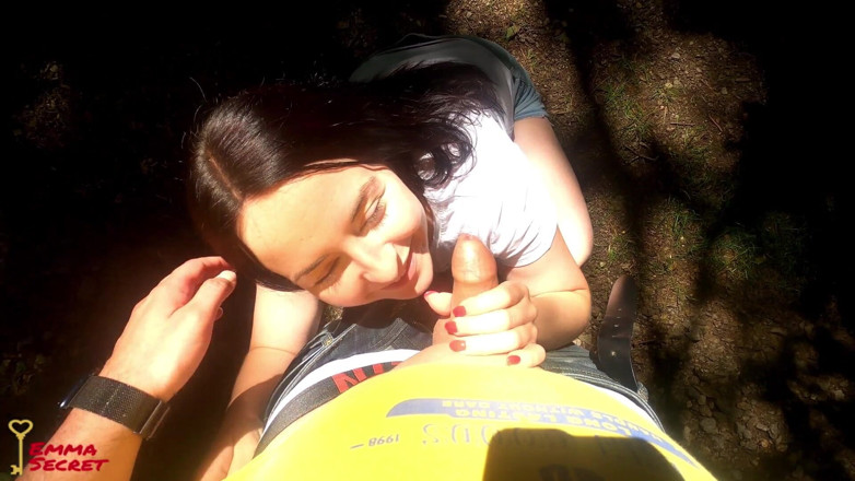 Emma Secret: Omg! Rehat blowjob semasa mendaki!