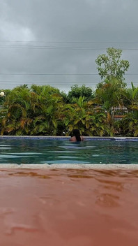 Tinh trùng trôi nổi trong hồ bơi, làm tình mạnh bạo trong nước, cực khoái đôi