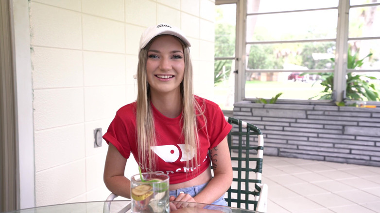 Doorsmash: Sarışın Daisy Lavoy sıkı amcığını susamış bir krala teslim ediyor