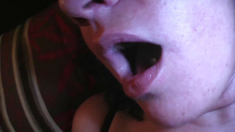 Lesbian Stories: Twee vervelende rijpe vrouwen spelen met hitachi-toverstaf