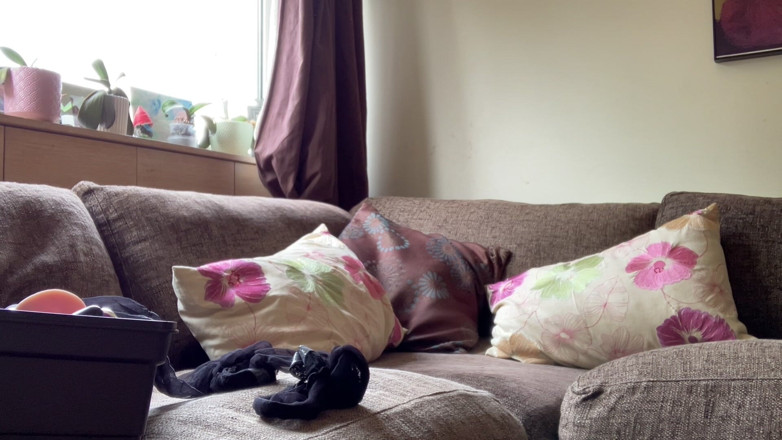 Frequentmasturbation: Heet en geil op de bank in het raam in...