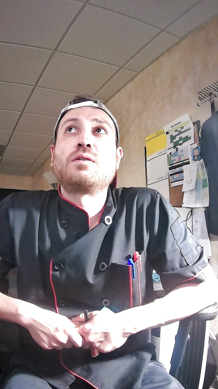 KoreanItalian: Oliendo mis pies y midiendo en la oficina