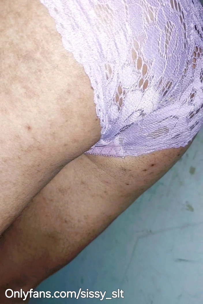 Sissy Slut Simran: Ледибой раздевается и писает на улице в клетке целомудрия и плагом