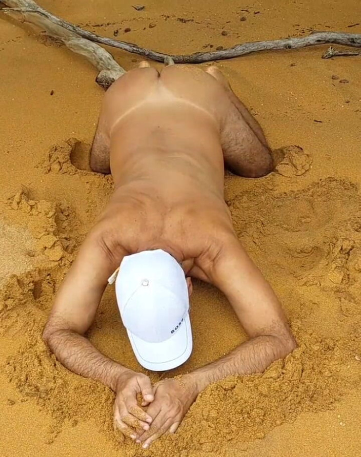 Ladysilvas: Ladysilva pamer tubuh bugil di depan umum di pantai