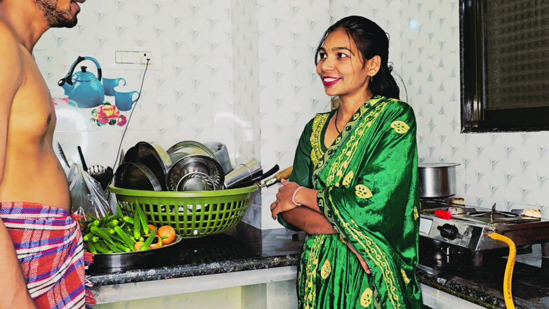 Kavend91: Une desi indienne m’appelle dans sa cuisine, elle devient très...