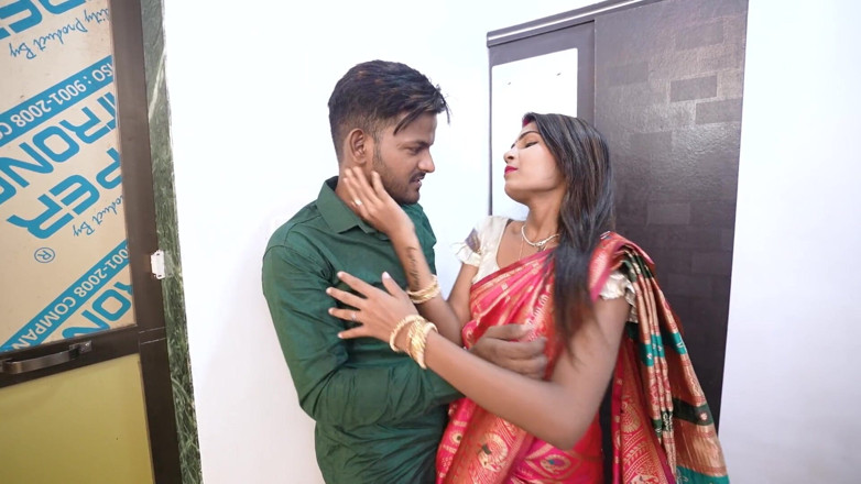 SEXYBHABHIX: Hintli desi porno yıldızı Sanjana siyah bol Hintçe ses ile...