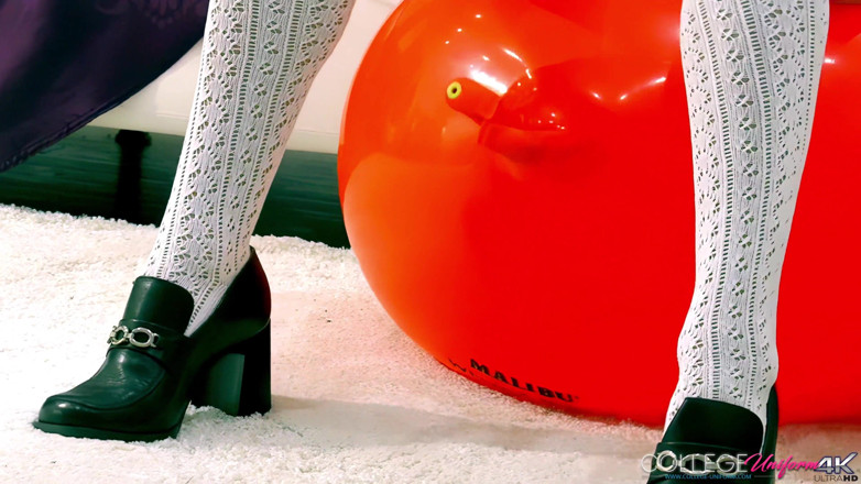 College Uniform: Chloe Toy ile space hopper