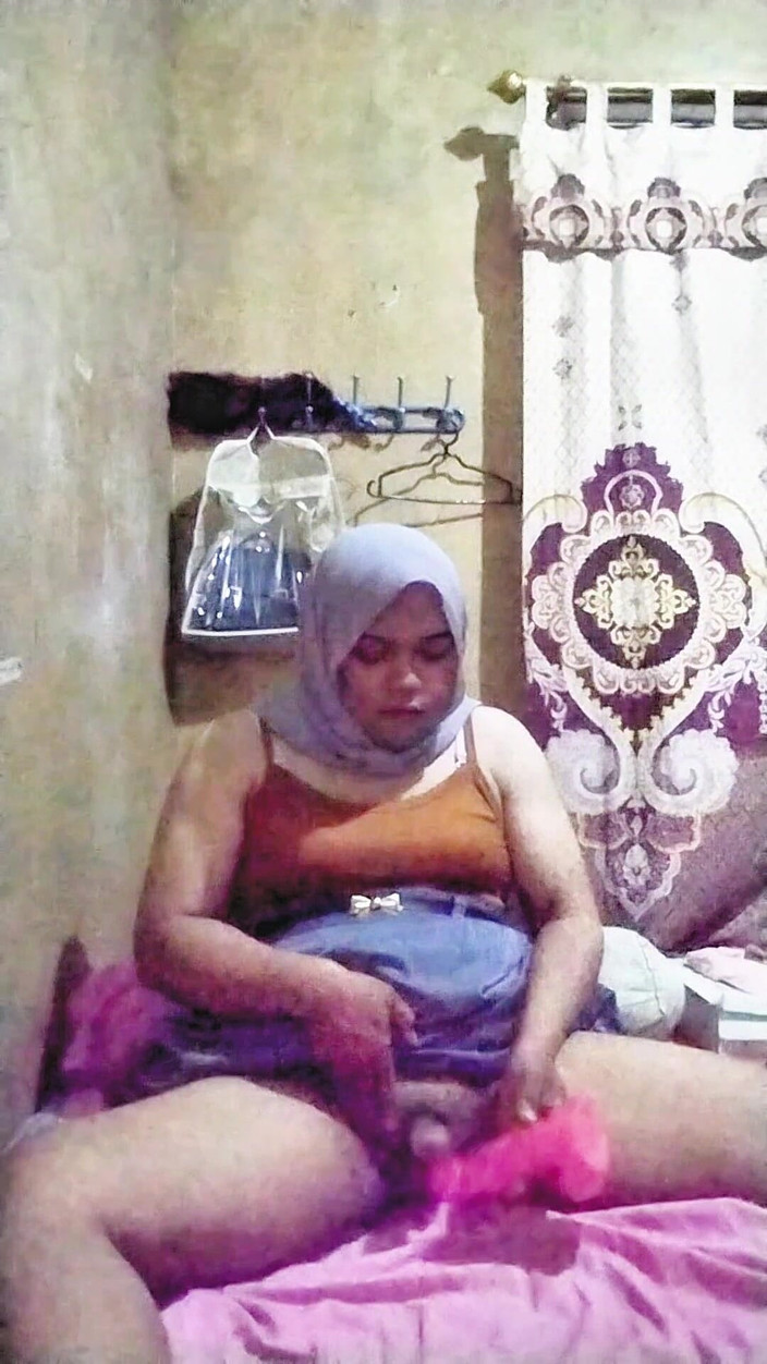 Ivvy Crossdresser: Шмель в хиджабе носит униформу для фантазий ее поклонников