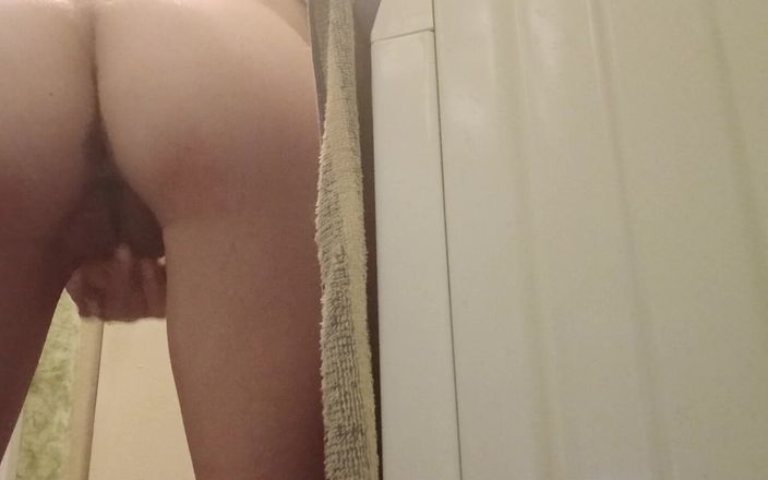 Lesbian-illusion: 작은 엉덩이를 자위하고 사정하는 마른 소녀
