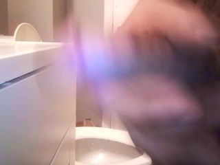 Quennelwhite: Masturbace před chcaním