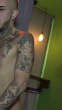 Romain se folla el ptoe tatuado