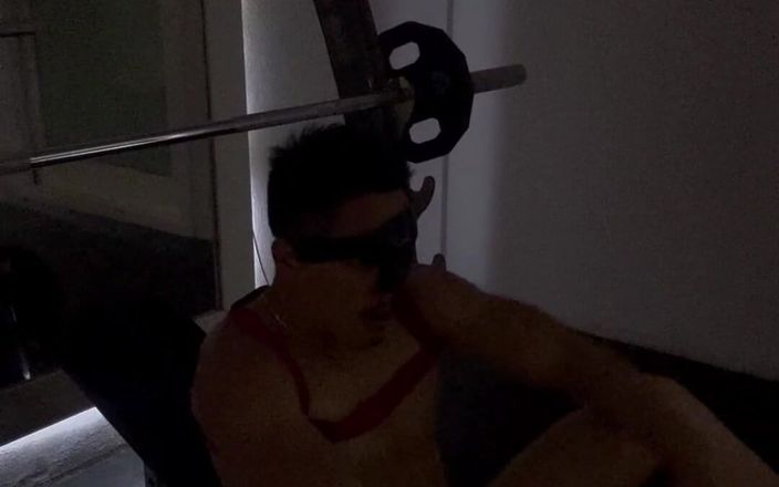 barenakedboy: Masturbându-mă pe banca mea