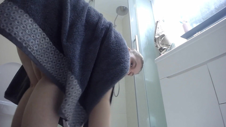 JuiceLussie: Une ado sous la douche