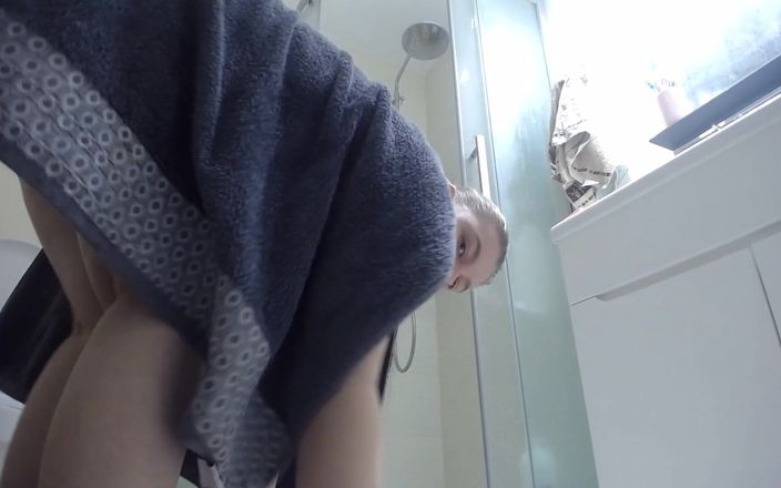 JuiceLussie: Teen in Shower