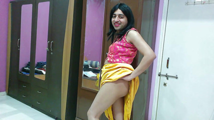 Cute & Nude Crossdresser: Sladký sissy crossdresser femboy sweet lízátko zkouší tradiční oblečení na...
