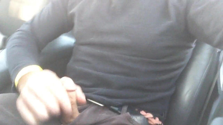 TJenner: Branlette en voiture. Verbal, branlette et éjaculation !