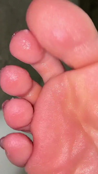 Nasse Faltige Füße in Der Badewanne POV