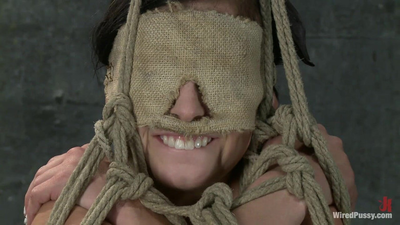 Wired Pussy by Kink: Gadis baru mencoba listrik untuk pertama kalinya