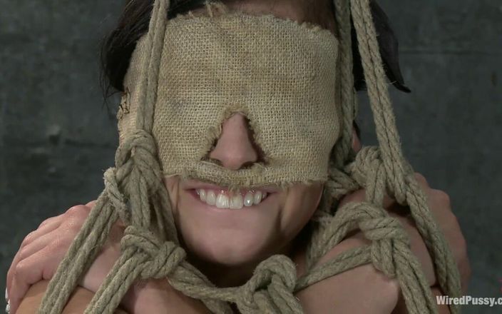 Wired Pussy by Kink: Nowa dziewczyna próbuje elektryczności po raz pierwszy