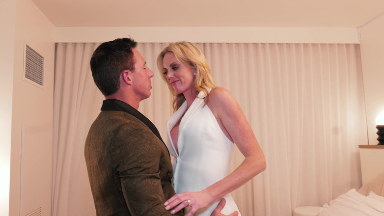 Dom Cruise: Raw casino creampie con la milf ragazza alta Ali