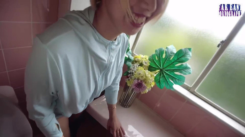 Far East pornography: Bermain splashy dengan si cantik blonde yang meleleh dirinya dalam...