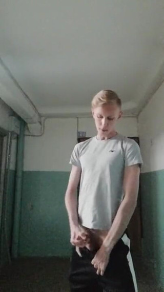 Dick Boys Studio: Решила подрочить у входа