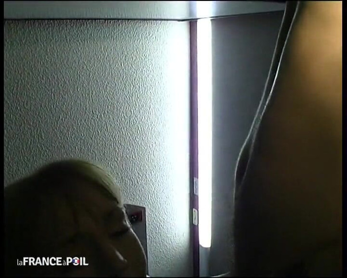 French Gonzo: Ładna blondynka z dużymi piersiami zostaje zdemontowana w pokoju hotelowym.