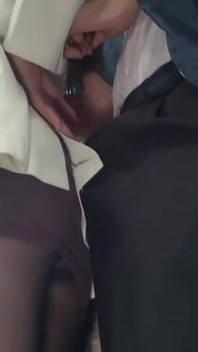 Rush de bus bondés. Une femme en bas noirs se sent pressé, les courbes attirent les yeux pendant qu’elle la guide plus près - partie 1