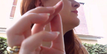 Nicoletta Embassi: Nicoletta prezervatif bahçesinde kulak severler için istek üzerine video küpeleri deniyor