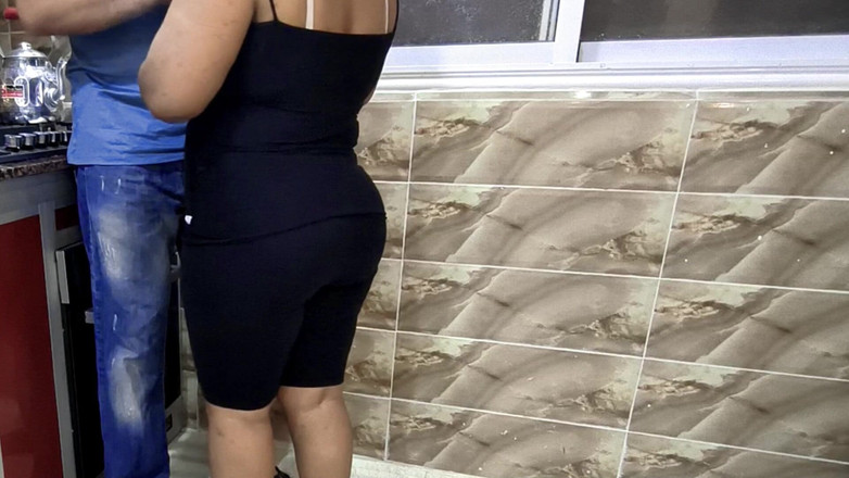 yousra egyptian bbw: Suamiku nyepong kontol besar suamiku dengan tukang ledeng di dapur!