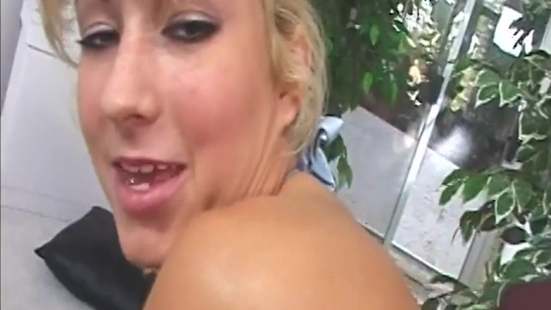Xfucks: MILF blondă ia o pulă groasă adânc în pizda care picură