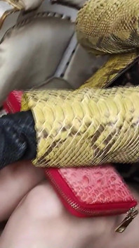 Mes ongles en peau de serpent très longs t’enculent