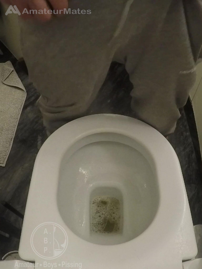 AmateurBoysPissing: Amateur-junge Beim Pissen Bei Seinem Freund Erwischt